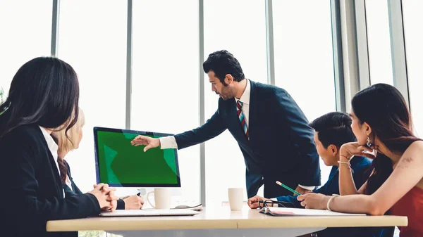 Zakenmensen Vergaderzaal Met Groene Scherm Chroma Key Computer Tafel Diverse — Stockfoto