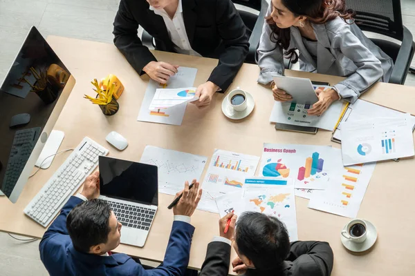 İş adamları grup toplantısı ofiste yukarıdan çekildi. İş kadınları, iş adamları ve ofis çalışanları, proje planlama belgeleriyle takım konferansında toplantı masasında çalışıyorlar. .