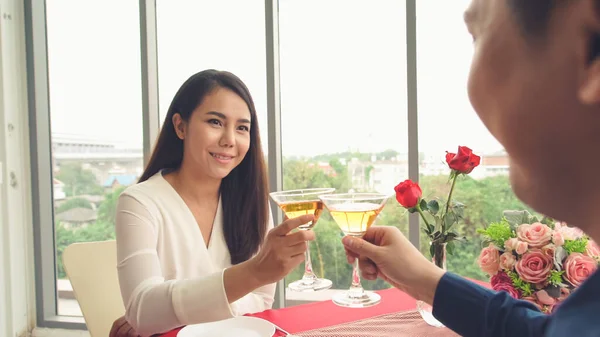 Feliz Pareja Romántica Almorzando Restaurante Celebración Del Aniversario Pareja Estilo — Foto de Stock