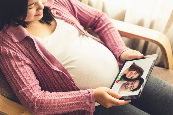 Familie Und Schwangere Telefonieren Während Des Covid Coronavirus Ausbruchs Sicher — Stockfoto