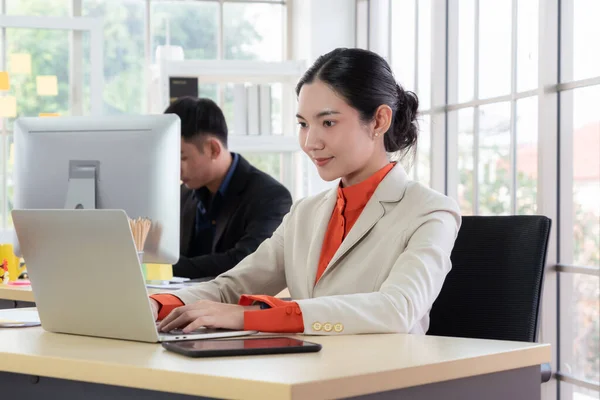 Uomini Affari Che Lavorano Tavola Nella Moderna Sala Ufficio Mentre — Foto Stock