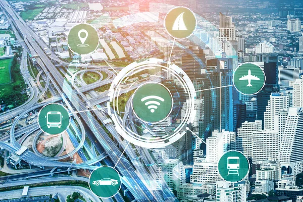 Gelecekteki araba trafiği için akıllı ulaşım teknolojisi kavramı. Sanal akıllı sistem, şehir sokaklarındaki araç verilerini birbirine bağlamak için dijital bilgi analizi yapıyor. Gelecekteki yenilik .