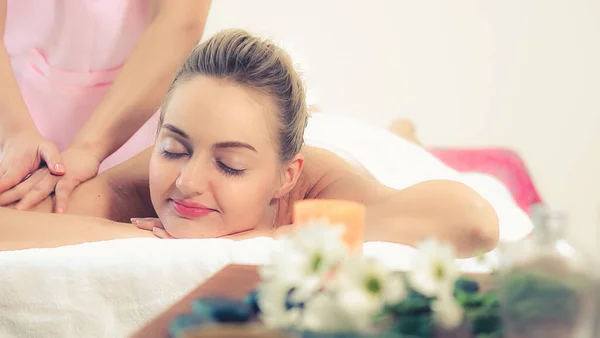 Mulher Relaxada Recebendo Volta Massagem Spa Luxo Com Massagista Profissional — Fotografia de Stock