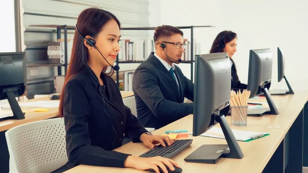 Gente Negocios Que Usa Auriculares Trabajando Oficina Para Apoyar Clientes —  Fotos de Stock