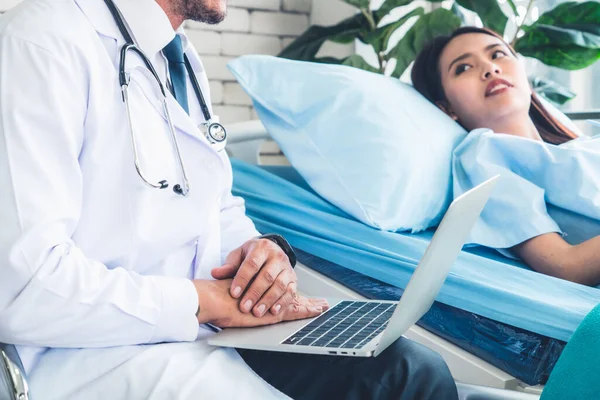 Profesyonel üniformalı doktor hastanedeki ya da klinikteki hastayı muayene ediyor. Sağlık, sağlık ve doktor hizmetleri konsepti.