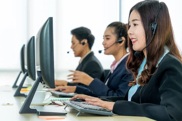 Pessoas Negócios Usando Headset Trabalhando Escritório Para Apoiar Cliente Remoto — Fotografia de Stock