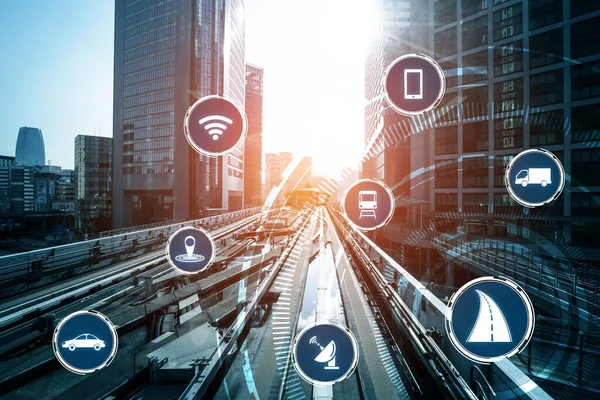 Gelecekteki araba trafiği için akıllı ulaşım teknolojisi kavramı. Sanal akıllı sistem, şehir sokaklarındaki araç verilerini birbirine bağlamak için dijital bilgi analizi yapıyor. Gelecekteki yenilik .