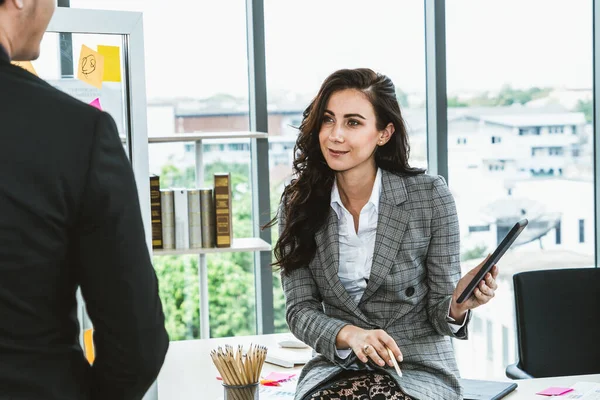 Due Uomini Affari Parlano Strategia Progettuale Nella Sala Riunioni Dell — Foto Stock