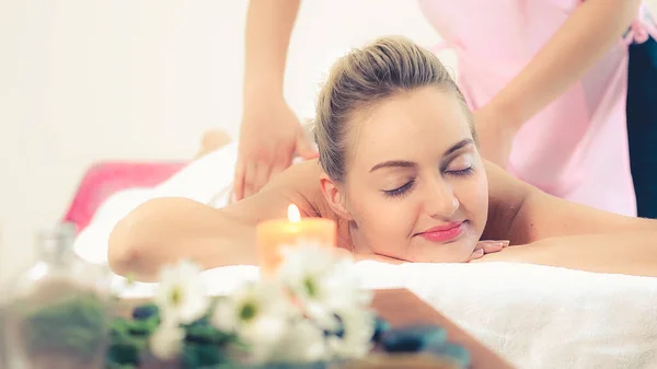 Mulher Relaxada Recebendo Volta Massagem Spa Luxo Com Massagista Profissional — Fotografia de Stock