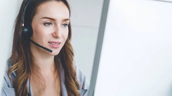 Pessoas Negócios Usando Headset Trabalhando Escritório Para Apoiar Cliente Remoto — Fotografia de Stock