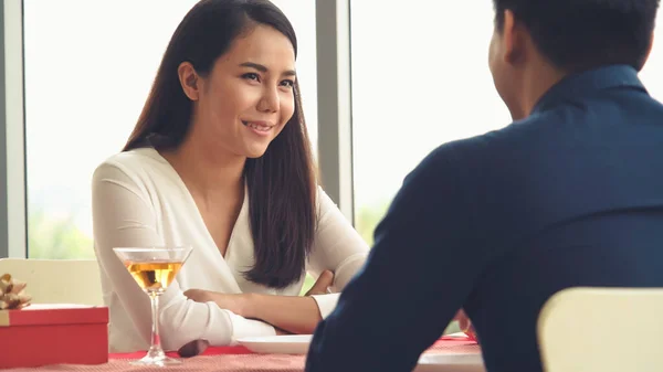 Glückliches Romantisches Paar Beim Mittagessen Restaurant Ehejubiläum Und Lebensstil — Stockfoto