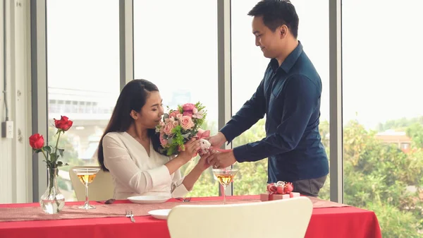 Romantisches Paar Beschenkt Liebhaber Restaurant Lebensstil Glücklicher Paare — Stockfoto