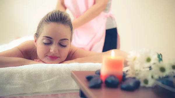 Entspannte Frau Bekommt Rückenmassage Luxus Wellness Mit Professioneller Massagetherapeutin Wellness — Stockfoto