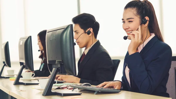 Pessoas Negócios Usando Headset Trabalhando Escritório Para Apoiar Cliente Remoto — Fotografia de Stock
