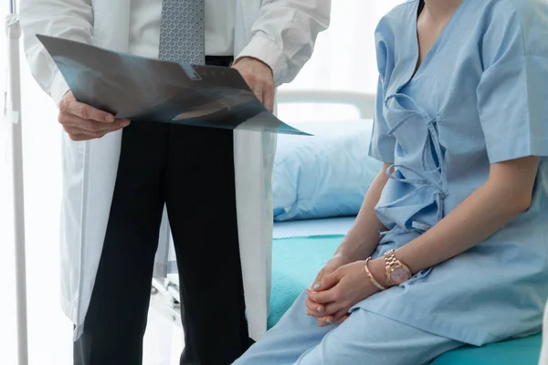 Doctor Professional Uniform Examining Patient Hospital Medical Clinic Health Care — Stock Photo, Image