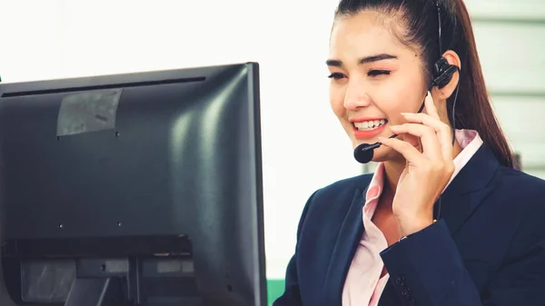 Gente Negocios Que Usa Auriculares Trabajando Oficina Para Apoyar Clientes — Foto de Stock