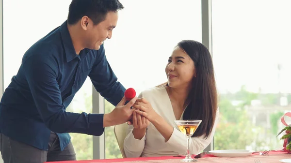 Romantisches Paar Beschenkt Liebhaber Restaurant Lebensstil Glücklicher Paare — Stockfoto