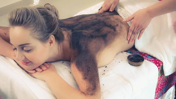 Mujer Joven Relajada Tumbada Una Cama Spa Para Masaje Corporal — Foto de Stock