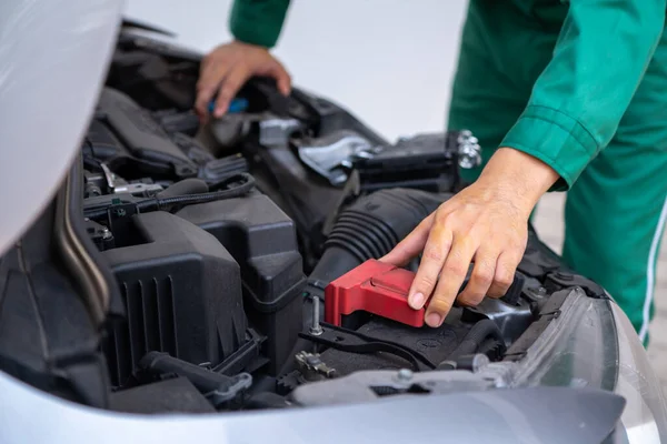 Professionele Monteur Hand Het Verstrekken Van Auto Reparatie Onderhoud Auto — Stockfoto