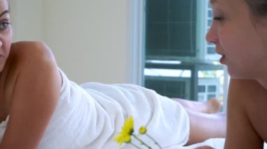 Lüks kaplıcalarda masaj salonunda iki kadın..