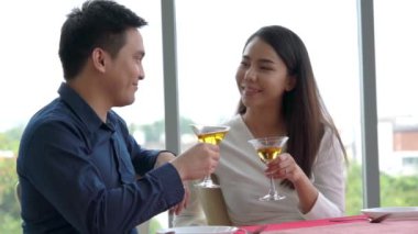 Restoranda yemek yiyen mutlu romantik çift.