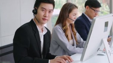 Ofiste çalışan kulaklık takan iş adamları.