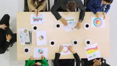 İş adamları grup toplantısı yukarıdan çekiliyor