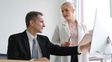 İki iş adamı ofiste proje stratejisi hakkında konuşuyor