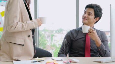 İki iş adamı ofiste proje stratejisi hakkında konuşuyor