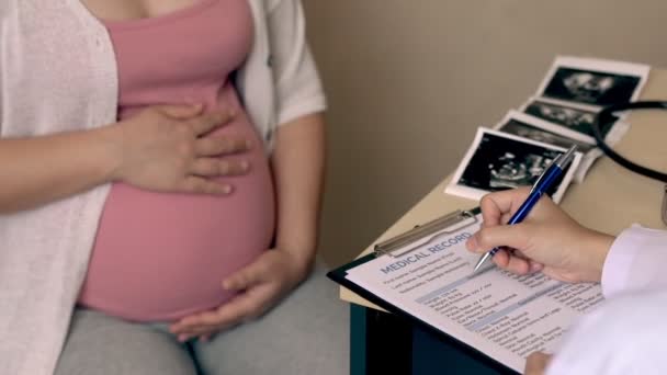 Gravid kvinna och gynekolog doktor vid sjukhuset — Stockvideo