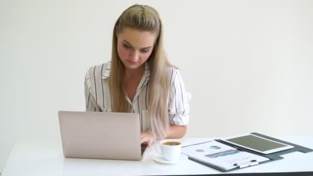 Blondine zakenvrouw werken op modern kantoor. — Stockvideo