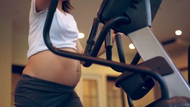 Aktive Schwangere trainieren im Fitnessstudio. — Stockvideo