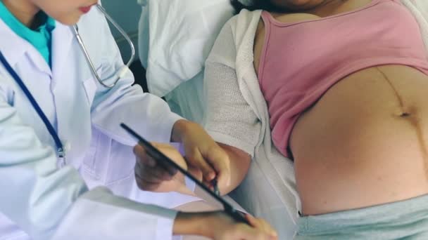 Femme enceinte et gynécologue médecin à l'hôpital — Video