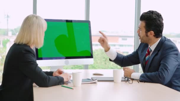 Pessoas de negócios na sala de conferências com tela verde — Vídeo de Stock