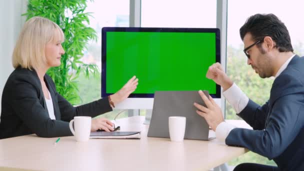 녹색 화면이 달린 회의실에 있는 사업가들 — 비디오