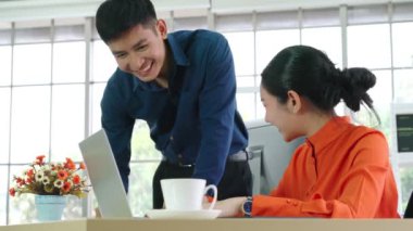 İki iş adamı ofiste proje stratejisi hakkında konuşuyor