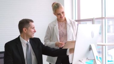 İki iş adamı ofiste proje stratejisi hakkında konuşuyor