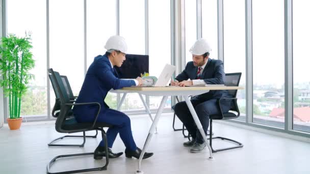オフィステーブルでのエンジニアと建築家のミーティング — ストック動画