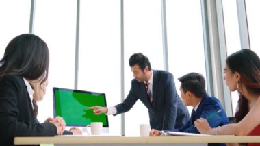 Konferans odasında yeşil ekranlı iş adamları