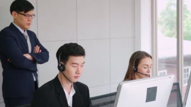 Ofiste çalışan kulaklık takan iş adamları.