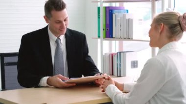 Yöneticiyle iş görüşmesinde iş arayan