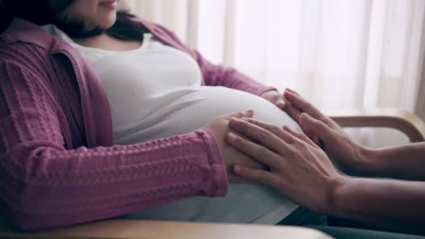 Coppia incinta si sente l'amore e rilassarsi a casa. — Video Stock
