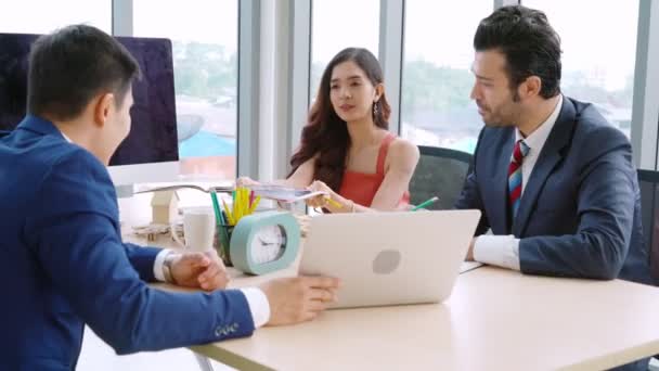 Empresário inteligente e mulher de negócios conversando discussão em reunião de grupo — Vídeo de Stock