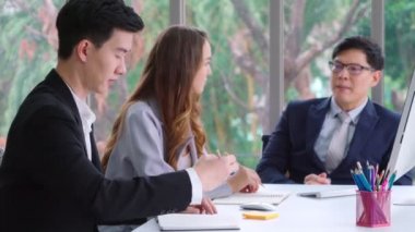 Zeki iş adamı ve iş kadını grup toplantısında tartışıyorlar.