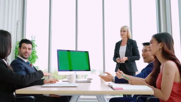 Pessoas de negócios na sala de conferências com tela verde — Vídeo de Stock