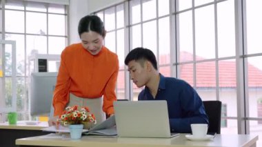 İki iş adamı ofiste proje stratejisi hakkında konuşuyor