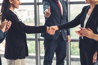 Şirket ofisinde iş adamlarının el sıkışması mali anlaşma konusunda profesyonel bir anlaşma gösteriyor.