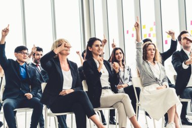 Bir grup iş adamı seminer konferansında toplanıyor. Seyirciler, çalışanların eğitim seanslarındaki eğitmenleri dinliyor. Uzman konuşmacı ile ofis çalışanları toplantısı .