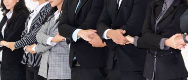 Başarılı iş adamları, işçi toplumunun güçlü ilişkilerini göstermek için bir arada duruyorlar. Modern ofiste güçlü bir takım çalışması sergileyen iş adamı ve iş kadınlarından oluşan bir ekip..