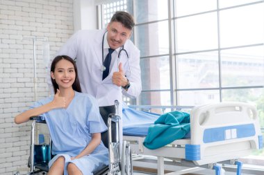 Profesyonel üniformalı doktor hastanedeki ya da klinikteki hastayı muayene ediyor. Sağlık, sağlık ve doktor hizmetleri konsepti.